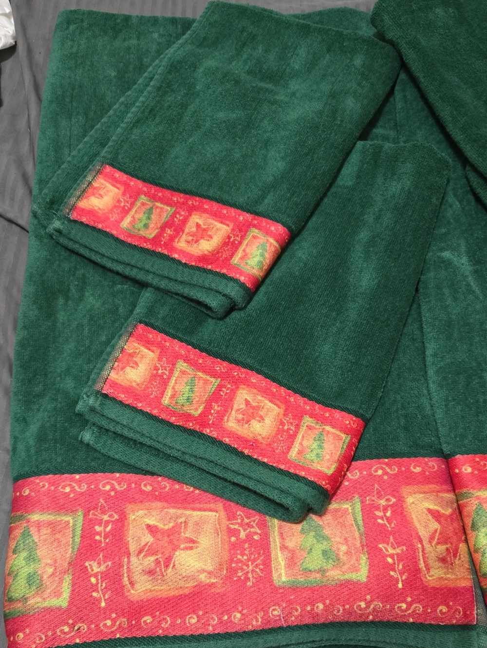 Holiday Green Bath Towels(2) And Hand Towels(4) with Festive Red Trim